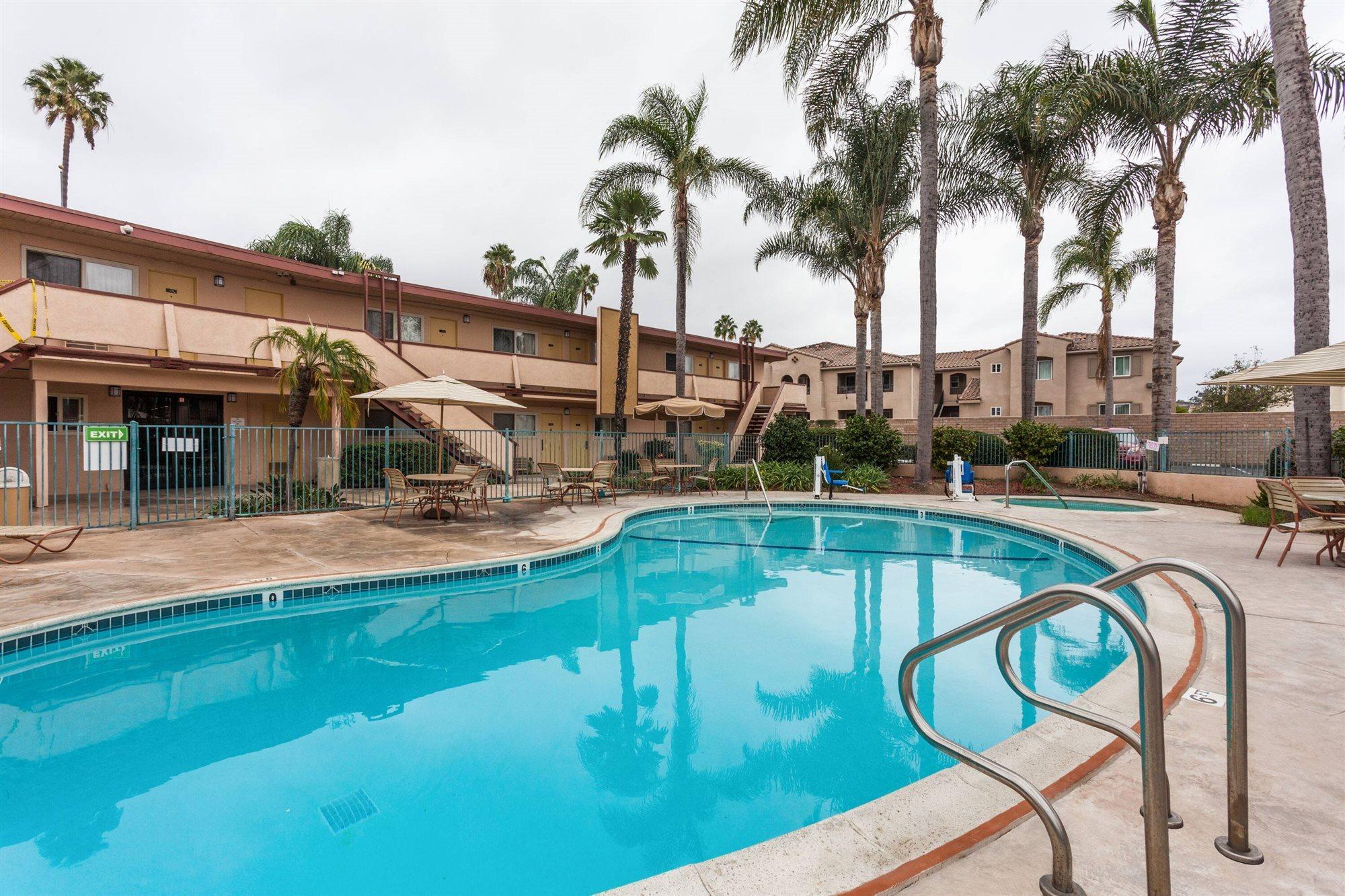 Super 8 By Wyndham Oceanside Marty'S Valley Inn Dış mekan fotoğraf