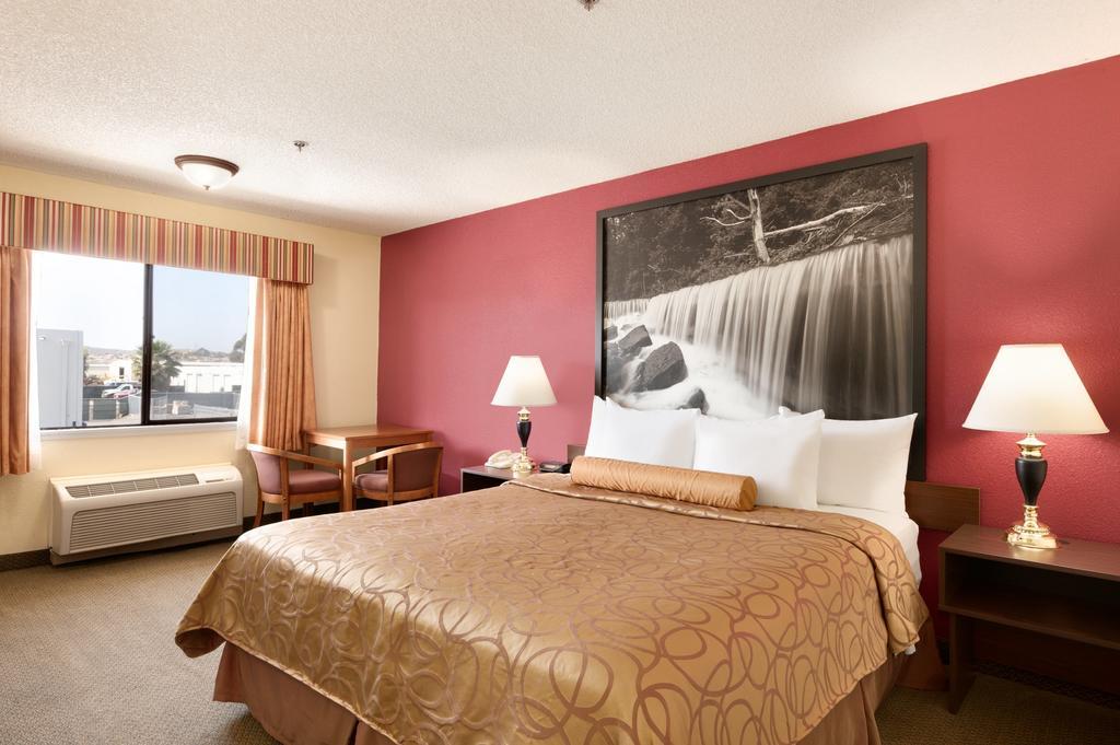 Super 8 By Wyndham Oceanside Marty'S Valley Inn Dış mekan fotoğraf