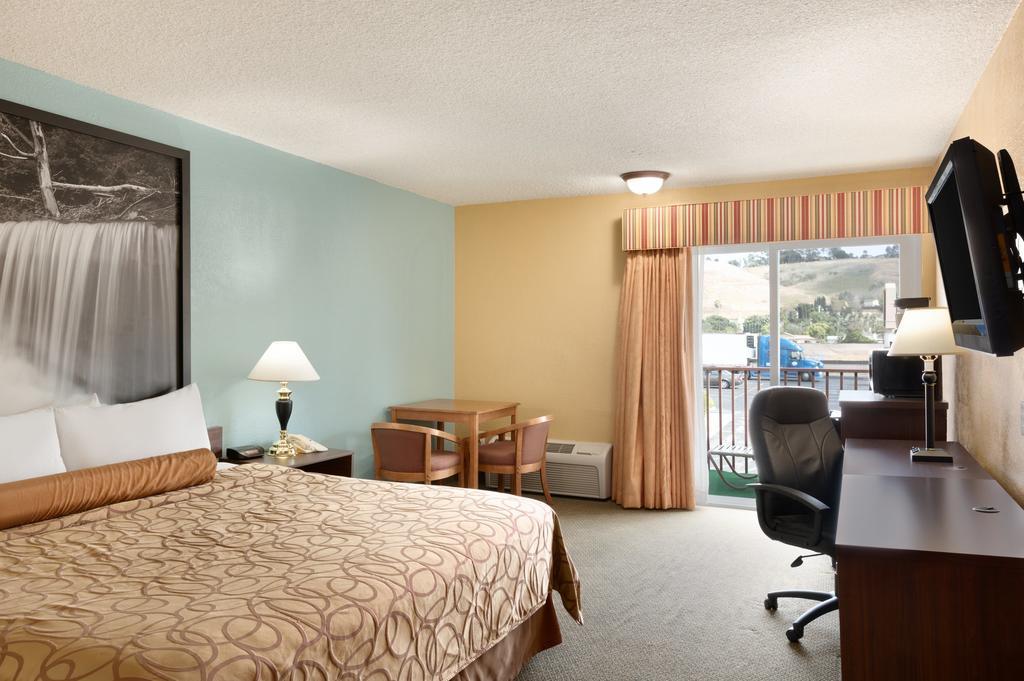 Super 8 By Wyndham Oceanside Marty'S Valley Inn Oda fotoğraf